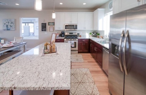 Hildale House | So Zion Coral Cliffs, 4Bed, 3Bath, Hot Tub, Deck, Fire Pits, Mountain View