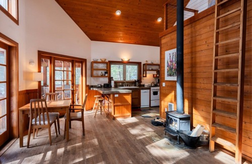 Ashland Cabin | Soda Mountain Cabin w/Jacuzzi and Wood Stove at Green Springs Inn