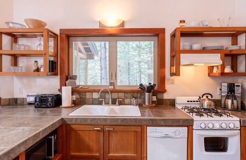Ashland Cabin | Soda Mountain Cabin w/Jacuzzi and Wood Stove at Green Springs Inn