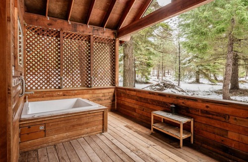 Ashland Cabin | Soda Mountain Cabin w/Jacuzzi and Wood Stove at Green Springs Inn