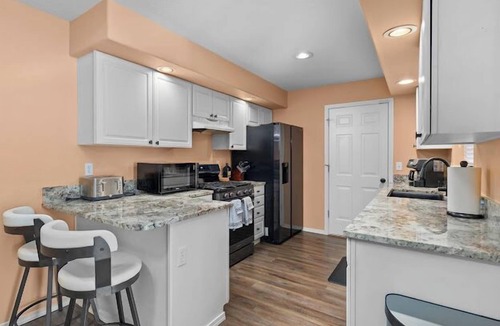 Keizer House | Solar Half-Plex with Chic Style in Country Glen