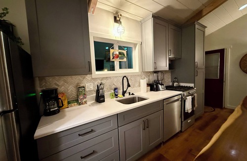 West Sedona Cottage | Solara Vortex beautiful retreat Fireplace WiFi Smart TV