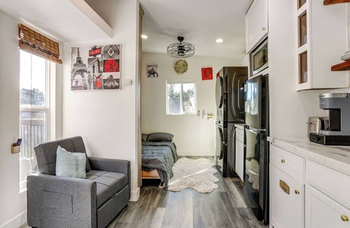 Rio Linda Apartment | Solo Escape w/Hot Tub! 10 Mi to Dtwn Sacramento