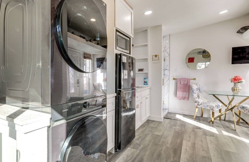 Rio Linda Apartment | Solo Escape w/Hot Tub! 10 Mi to Dtwn Sacramento