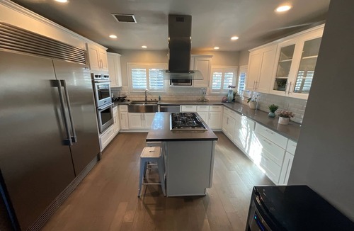 The Plaza House | SolunaSpa Retreat Chefs Kitchen 10 Min to Beach