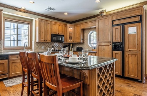 Mammoth Lakes Cabin | Sonenalp’s Charming Chalet: Luxury, Location & Relaxation Steps from Canyon