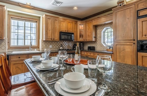Mammoth Lakes Cabin | Sonenalp’s Charming Chalet: Luxury, Location & Relaxation Steps from Canyon