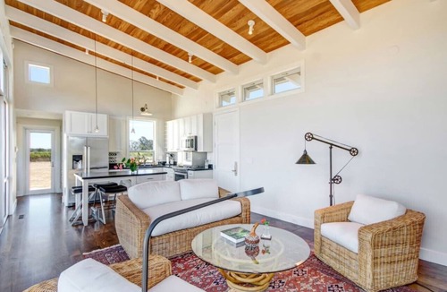 Vineburg House | Sonoma-Napa Retreat with Vineyards Views