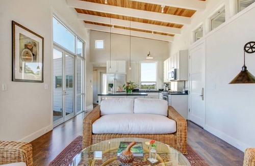 Vineburg House | Sonoma-Napa Retreat with Vineyards Views