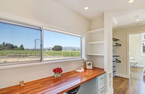 Vineburg House | Sonoma-Napa Retreat with Vineyards Views