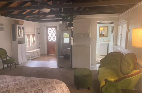 Sonora Apartment | Sonora Treehouse Cottage. Charming studio w/AC & WiFi in quaint historic town