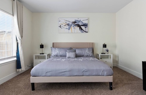 North Oak Park Apartment | Soothing studio with WiFi in vibrant Sacramento