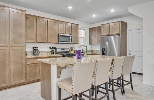Rialto House | Sophisticated 4BR Retreat｜Pet-Friendly｜Fenced Yard & Pool Access#41339