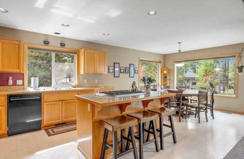 Deer Park House | Sophisticated home with a private hot tub, pool table, bikes & SHARC Passes