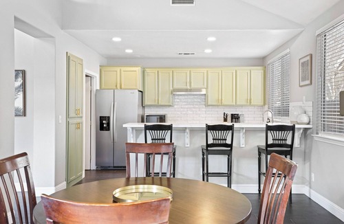 Fresno House | Sophisticated River Bluff Retreat - PRO CLEAN