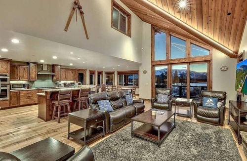 Al Tahoe House | South Shore Grand Lodge | Rooftop Deck & Game Room