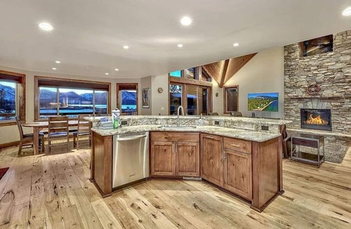 Al Tahoe House | South Shore Grand Lodge | Rooftop Deck & Game Room