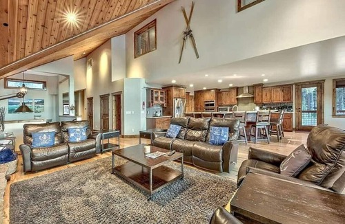 Al Tahoe House | South Shore Grand Lodge | Rooftop Deck & Game Room