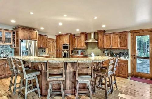 Al Tahoe House | South Shore Grand Lodge | Rooftop Deck & Game Room