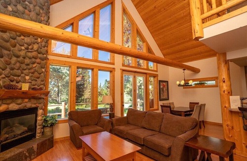 Klamath Falls Ski Chalet | Southern Oregon Spacious 3BR Chalet with Loft, Fireplace & Resort Amenities