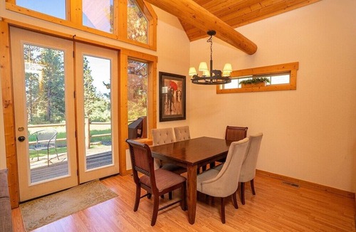 Klamath Falls Ski Chalet | Southern Oregon Spacious 3BR Chalet with Loft, Fireplace & Resort Amenities