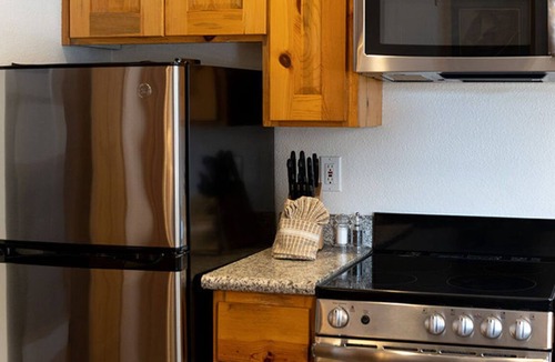Tahoya Shores Apartment | Spacious 1 BR | Red Wolf Lakeside Lodge