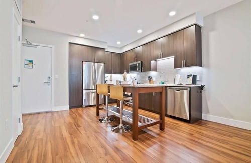 Shoreline West Apartment | Spacious 1BR | Free WiFi | Laundry | Near Castro Street