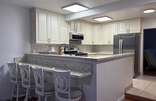 South Los Angeles House | Spacious 2-bedroom house with King Bed, WiFi, near LAX, Sofi, Dignity