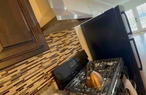 Tracy Apartment | Spacious 2BR Guesthouse for 8 - EV, Pool, 4 Beds