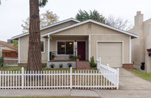 Roseville House | Spacious 2BR House Historic Downtown Roseville