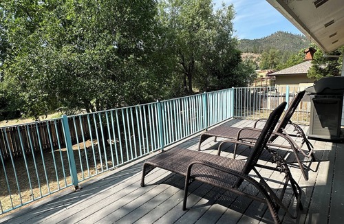 Yreka House | Spacious 3-bedroom home with balcony, office, and A/C