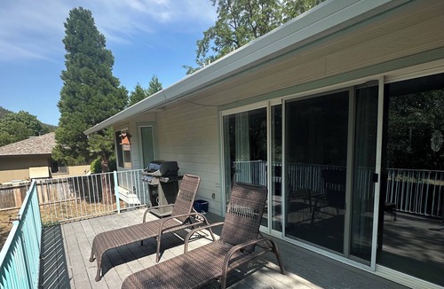 Yreka House | Spacious 3-bedroom home with balcony, office, and A/C
