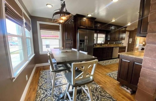 Kanab House | Spacious 3-Home Kanab Family & Business Retreat, Hot Tub Sauna Gym Firepits