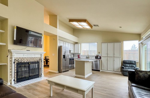 Oakley House | Spacious 4-bedroom 2-bathroom house in lovely Oakley with AC