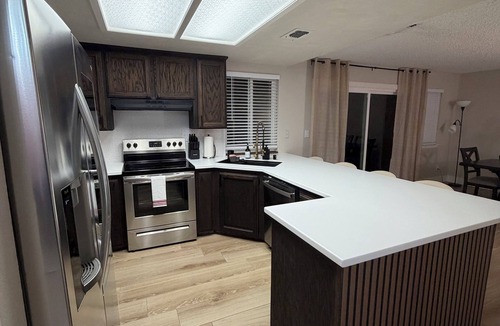 Roseville House | Spacious 4-bedroom house with AC in charming Roseville