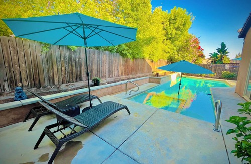 Fresno House | Spacious 4-bedroom house with pool and spa in north Fresno