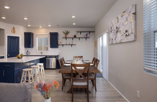 Old Farm District House | Spacious 4-bedroom house with fitness room, WiFi 5 Mins to Old Mill, Bend