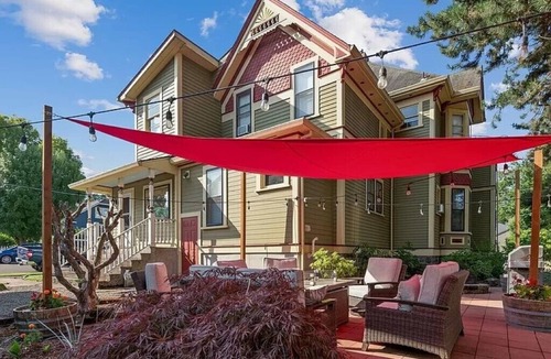 McLoughlin House | Spacious 4-bedroom Victorian home, sleeps up to 14, for Family or Bridal Getaway