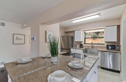 Auburn House | Spacious 4-BR Retreat in Auburn w/AC & King Bed