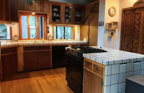 Bear Valley House | Spacious 4 Season Cabin, Ski in Winter, Lake in Summer