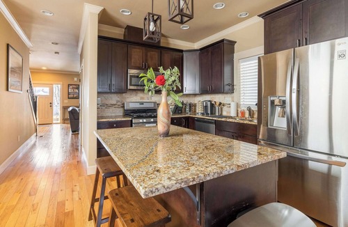 King House | Spacious 4BR/3BA | Sleeps 12 | Near Alberta Arts