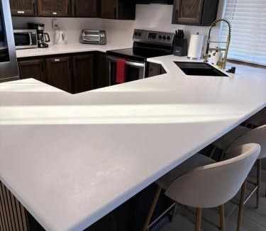 Roseville Ski Chalet | Spacious 4BR Family Home Free Parking, Fast WiFi, Near Galleria & Fountains
