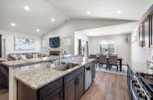 Thurston House | Spacious 4BR - King Suite -Minutes to Autzen, UofO and Hayward Field -Sleeps 7+