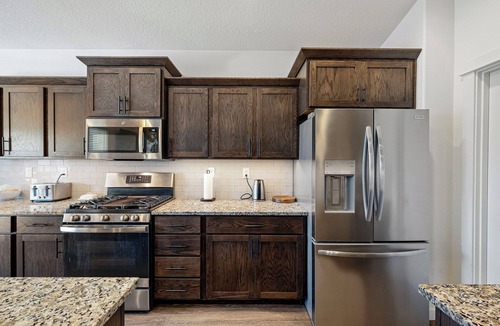 Thurston House | Spacious 4BR - King Suite -Minutes to Autzen, UofO and Hayward Field -Sleeps 7+