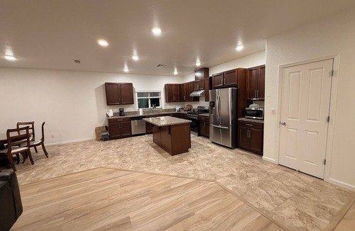 Manteca House | Spacious 5-bedroom house in adorable Manteca with AC