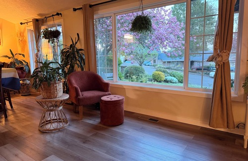 Western House | Spacious 5-bedroom house in beautiful Eugene, AC, hot tub, sauna, large backyard