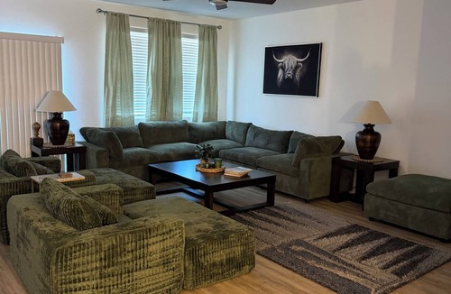 Marana House | Spacious 5-bedroom house. Harmony House ,Stylish, Cozy & Fully Equipped