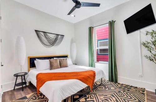 Tulane - Gravier House | Spacious 5BR w fire pit, balcony & backyard oasis
