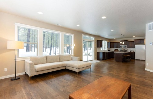 Black Butte Ranch Cabin | Spacious 6-bed allergy-friendly home with AC - Walk to Glaze Meadow Rec Center