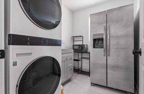 Hayward House | Spacious 6-BR Home in Hayward with A/C &Parking